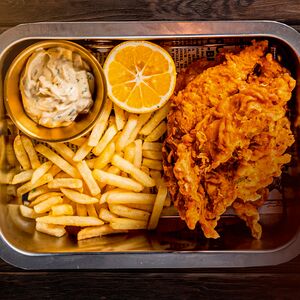 Фиш энд чипс, картофель фри, соус тартар