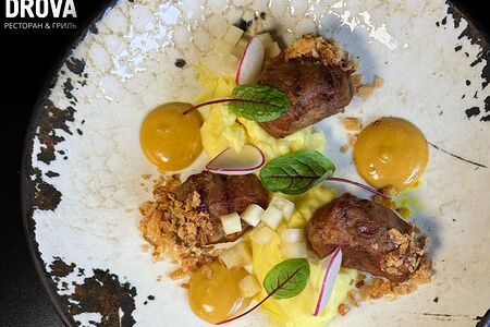 Томленые свиные щечки