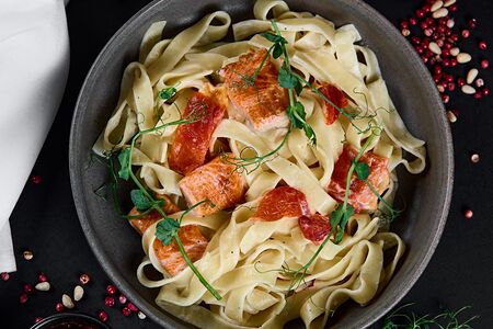 Паста с лососем и печеным перцем