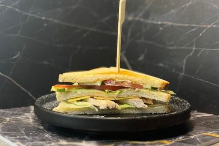 Сендвич с курицей половина