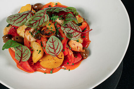 Осьминог, копченый картофель и соус ромеско