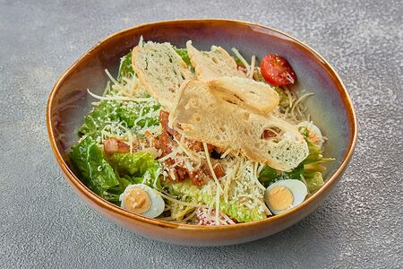 Салат Цезарь с цыпленком