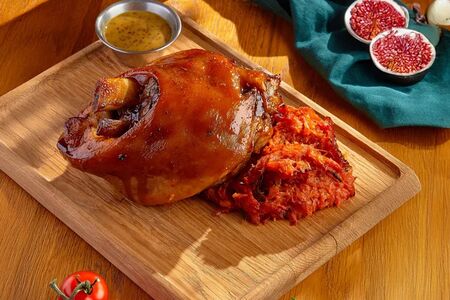 Свиная рулька с бигусом