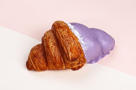 Круассан с черникой