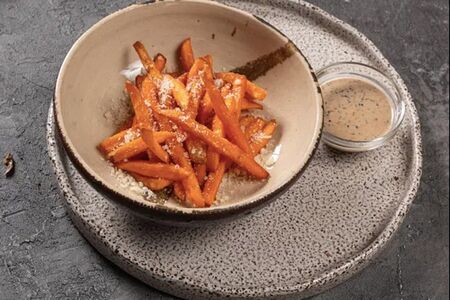 Батат фри с пармезаном и перечным соусом