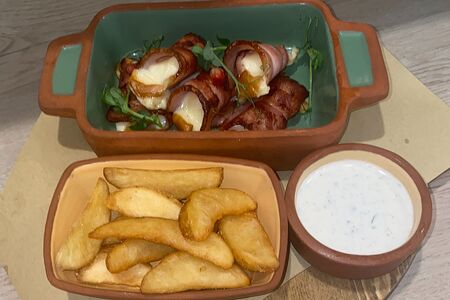 Абхазский сыр, обжаренный в беконе с картофельными дольками