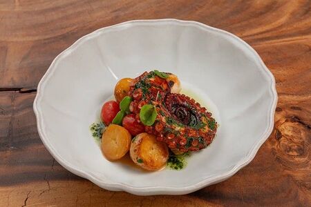 Осьминог с печеным картофелем и соусом чимичурри