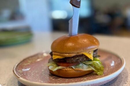 Бургер с котлетой из мраморной говядины