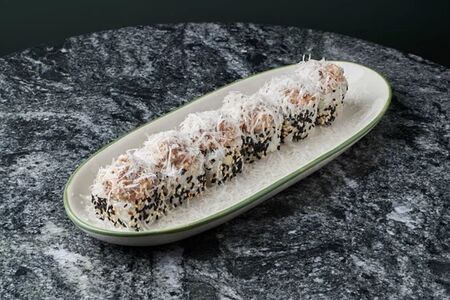 Угорь с пармезаном, творожным сыром и авокадо 