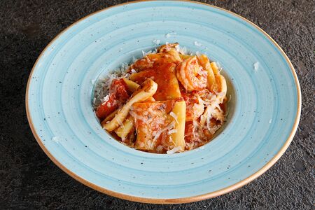 Паккери с морепродуктами в остром томатном соусе