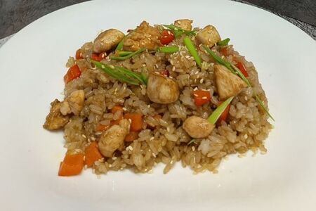 Чесночный рис с курицей и овощами