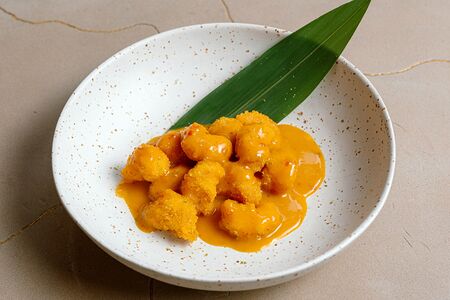 Попкорн из креветок с соусом манго-чили