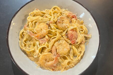 Паста с креветками в сливочно-томатном соусе
