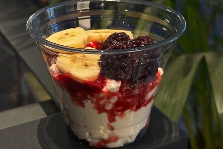 Творог с ягодами 