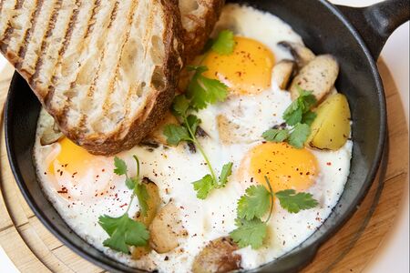 Завтрак с куриной колбаской и грибами