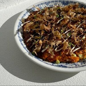 Окономияки кимчи-моцарелла