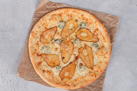 Пицца с грушей и сыром дорблю