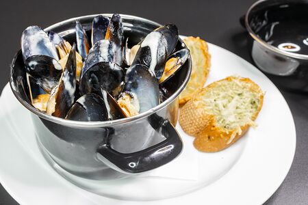 Мидии в соусе блю чиз