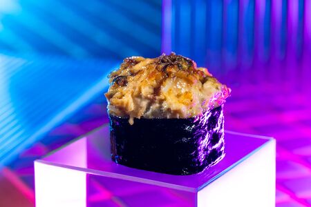 Ролл, запеченный с мидиями 