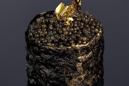 Гункан с черной икрой