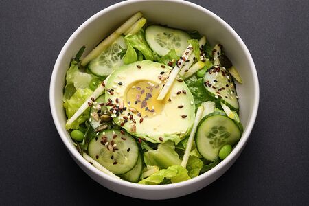 Зеленый салат с авокадо и виноградом гриль