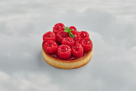 Пирожное Баркетта со свежей малиной и мятой