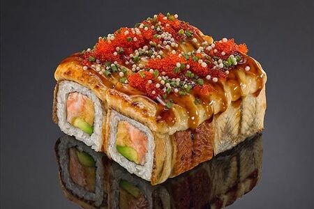 Ролл из копченого угря, лосося, авокадо с соусом бешамель и унаги