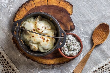 Запечённые пельмени из индейки со сметаной
