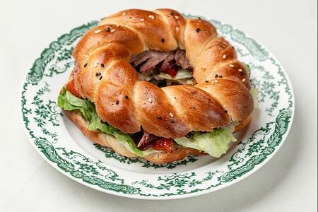 Калач с мраморной грудинкой и томатом и горчичным соусом