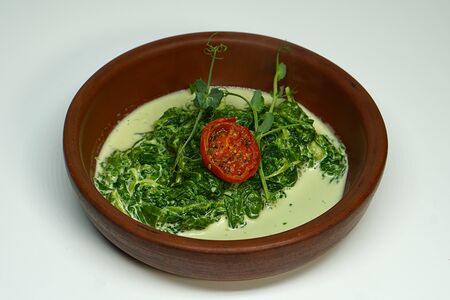 Шпинат в сливочном соусе