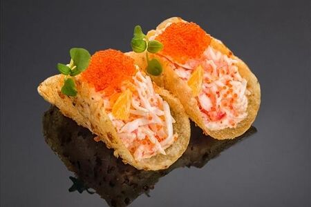 Тако с камчатским крабом, апельсином и соусом спайси