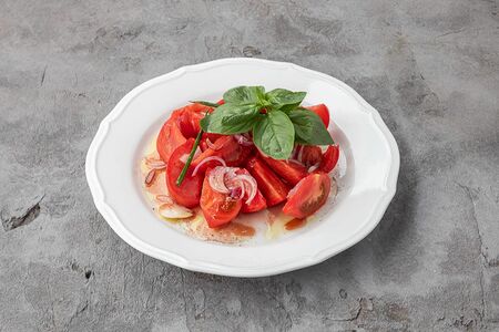 Томаты с ялтинским луком и гранатовым соусом