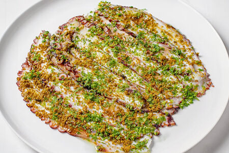 Осьминог с оливковым маслом и фисташками