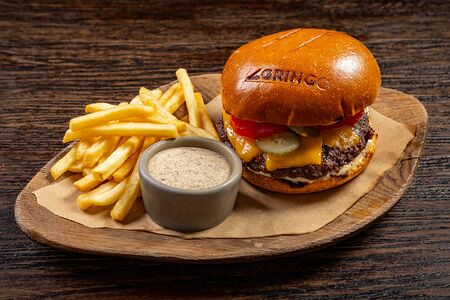 Чизбургер с фирменным сырным соусом