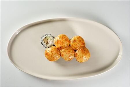 Запеченный с креветкой, пармезаном, тобико