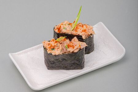 Магуро спайси гункан-маки