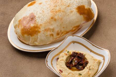 Хумус с вялеными томатами