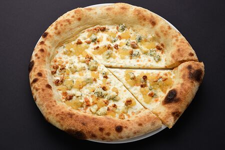 Пицца с медовой грушей и сыром горгонзолла (средняя)