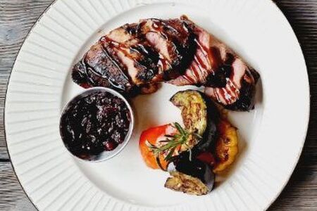 Утиное филе с ягодным соусом   