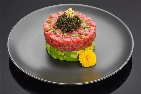 Тартар из тунца Блюфин с черной икрой