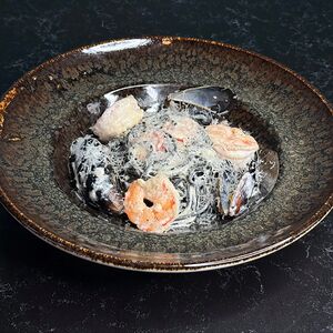 Чёрные спагетти с креветками и мидиями