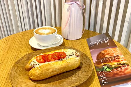 Хот-дог Цезарь с куриной сосиской 