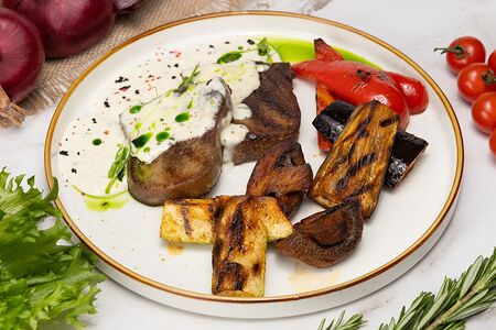 Телячий язык с овощами гриль