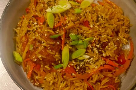 Жареный рис с курицей 