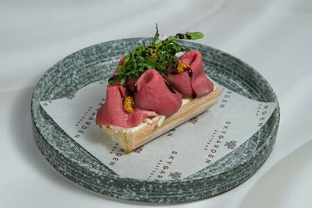 Брускетта с ростбифом