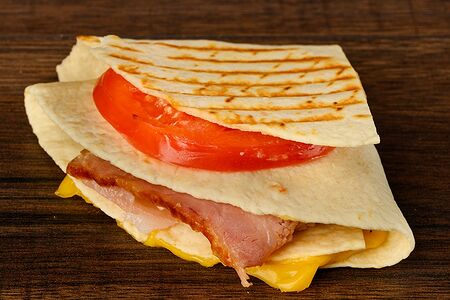 Кесадилья с беконом и плавленым сыром