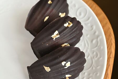 Пирожное Мадлен шоколад-солёная карамель