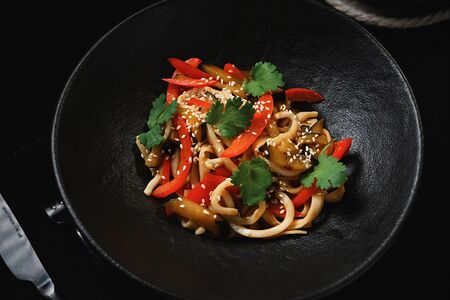 Вок с кальмаром