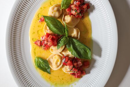 Равиоли с лососем и страчателлой