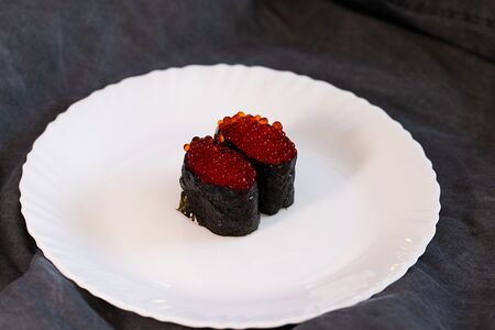 Гункан с икрой